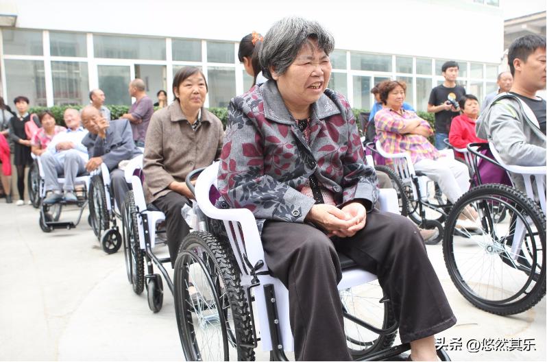 郑智化深圳机场残疾人登机事件_郑智化抨击娱乐圈_无障碍设施残疾人出行问题
